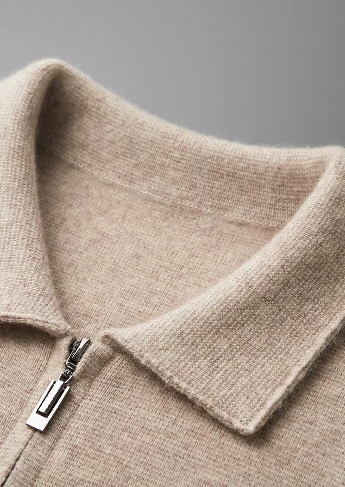 ZIP-POLO-STRICKJACKE AUS EXTRAFEINER MERINOWOLLE