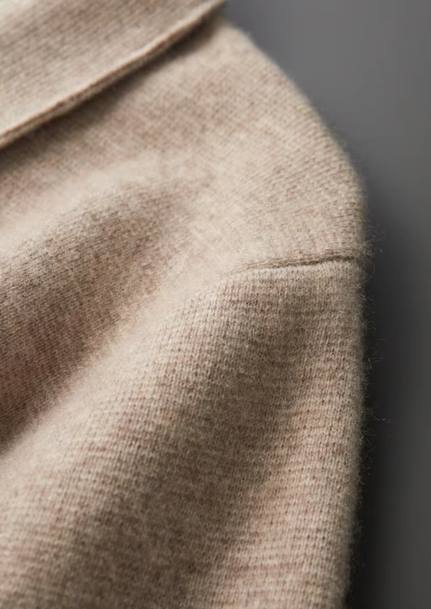 ZIP-POLO-STRICKJACKE AUS EXTRAFEINER MERINOWOLLE
